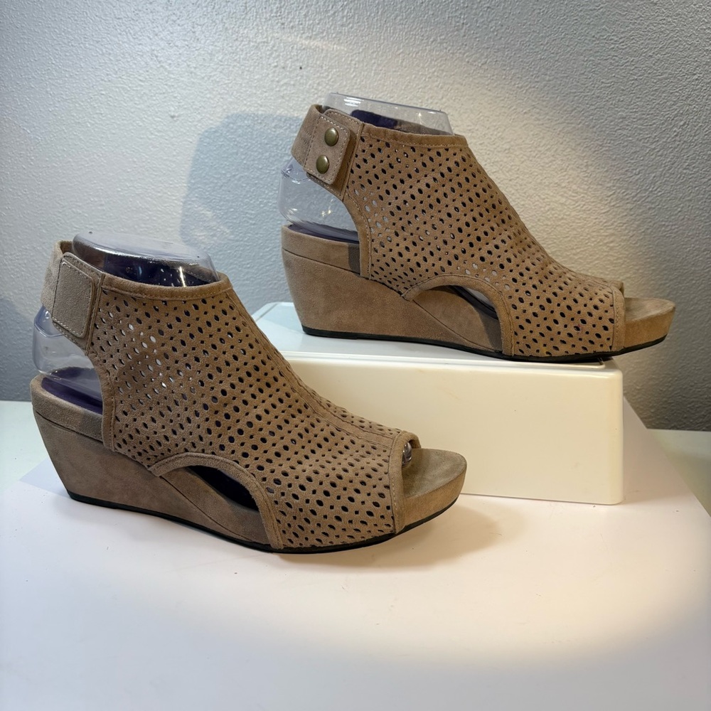 Vaneli Women's Tan and Cream Sandals size 8.5